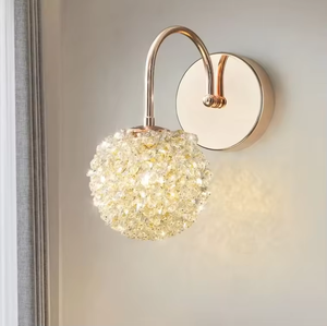 Appliques murales en métal et en cristal contribuent à un design d'intérieur cohérent et raffiné, complétant les meubles et la décoration modernes. - Product Image 2