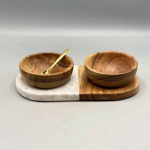 Ce produit comprend un plateau en bois d'acacia et de marbre accompagné de deux bols en bois - Product Image 2