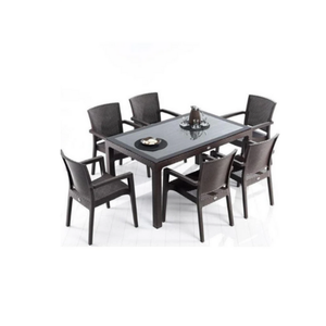 Moderno Juego de Comedor para Jardín Exterior para 6 Personas, Mesa de Plástico con Efecto Ratán Marrón Oscuro de 90x150cm con Tapa de Cristal y Sillas con Brazos para Uso en Hoteles - Product Image 1