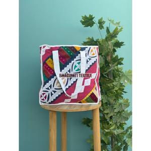 Sac fourre-tout en coton indien fait à la main pour femmes Design de travail Curt multicolore pour les achats d'été à la plage ou à l'épicerie - Product Image 1