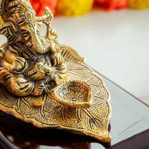 Ganesh Ji traditionnel fait main assis sur un plateau, finition laiton, avec boîte en velours rouge pour les célébrations de Diwali - Product Image 4