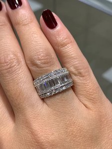 Bague d'éternité élégante sertie de canaux diamants de laboratoire de taille ronde et baguette fabriqués avec de l'or blanc 14 carats Alliance unique - Product Image 3