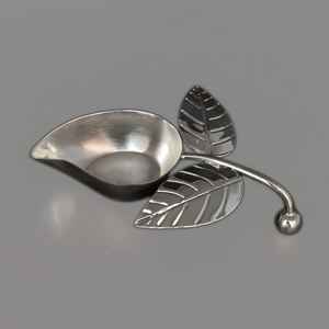 Exclusivo Ambi Diya Plateado para el Hogar, Artículos Decorativos para Diwali, Color Plata Latón, Diseño de Hojas de Lujo en Tendencia, Decoración para el Hogar - Product Image 4