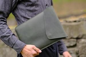 Housse élégante et durable en cuir véritable portable pour ordinateur portable fait à la main pour les voyages d'affaires et le travail GLS-0378 - Product Image 2