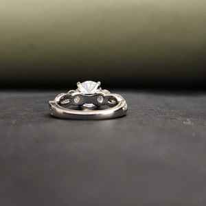 Magnifique bague de fiançailles unisexe en acier inoxydable plaqué or 14 carats avec trois pierres de moissanite taille ronde certifiées IGI, tendance et élégante - Product Image 3