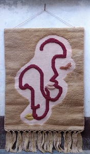 Colgante de pared de lana hecho a mano con diseño abstracto colorido y flecos suaves. Tapiz Boho perfecto para sala de estar, dormitorio - Product Image 4