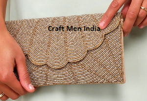 Elegante bolso rectangular con solapa, adornado con cuentas de cristal color lavanda y ribete de perlas blancas, con asa superior estructurada, a precios de mayorista. - Product Image 3