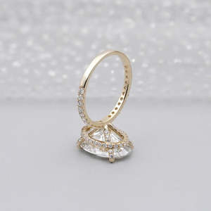 Anillo de compromiso con diamante cultivado en laboratorio certificado por IGI, con banda pavé y halo oculto, diamante ovalado certificado. - Product Image 5