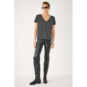 Camiseta Básica Brillante con Cuello en V - Product Image 4