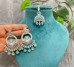 ต่างหูและติ๊กกะประดับเพชร CZ ดีไซน์ทันสมัย คุณภาพเยี่ยม เคลือบเงินอย่างดี สไตล์หรูหรา สำหรับผู้หญิงและเด็กผู้หญิง เหมาะสำหรับงานแต่งงาน - Product Image 2