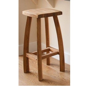 Taburete de madera asequible diseñado para proporcionar una solución de asiento decorativa mientras mantiene la comodidad y durabilidad prácticas - Product Image 1