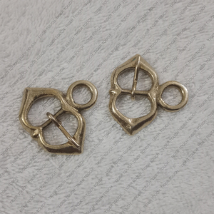 Hebilla medieval tardía Hebilla acampanada de latón grande S hecha de material de cobre duradero - Product Image 2