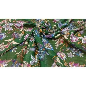 Tissu élégant en mousseline de soie imprimé parfait pour les robes de soirée fluides et les robes d'été disponibles pour la vente en gros - Product Image 2