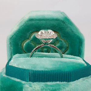 Anillo de compromiso de moissanita de corte ovalado alargado de 3,45 quilates con diseño de HALO y cuatro puntas de garra, joyería de boda elegante - Product Image 3