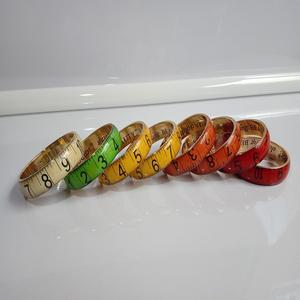 Brazaletes de moda de resina hechos a mano para unisex disponibles en todos los colores con patrones de cinta métrica para bodas, fiestas y regalos - Product Image 2