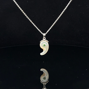 Pendentif Yin Magatama en argent 925 |   Nacre blanche naturelle et Tsavorite |   Bijoux personnalisés OEM |   Quantité minimum de commande : 1 pièce - Product Image 1