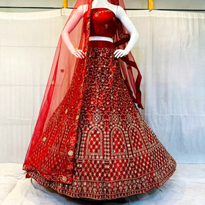 Zarna 16 kali lehenga สำหรับเจ้าสาวแบบหนักพร้อมกระจกหินจาร์ข่านแบบเต็มแผ่นมีประกายแวววาวแวววาวและสามารถสร้างความสง่างามให้กับเจ้าสาว - Product Image 1