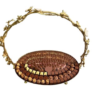 Élégant bol décoratif en métal doré à poignée florale bol de service à chocolat de qualité supérieure présentoir à desserts pour les fêtes ou tout événement - Product Image 1