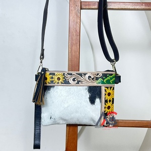 Sac à bandoulière mini en cuir de vachette travaillé à la main avec motif de tournesol et de cactus, style western, petite pochette à bandoulière pour femmes - Product Image 1