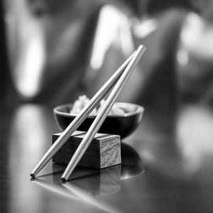 Palillos de madera ligeros de alta calidad para comedor asiático y de sushi suave pulido y duradero reutilizable para bodas - Product Image 2