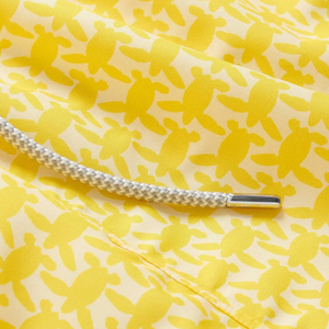 Shorts de bain recyclés pour hommes, motif tortue jaune, séchage rapide, avec taille élastique et poches à cordon - Product Image 5