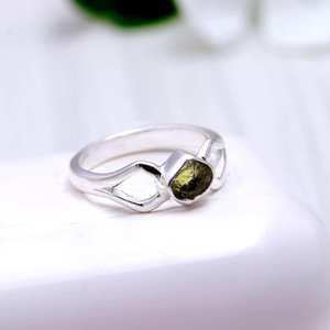 Anillo de plata de moldavita natural, piedra de moldavita en bruto hecha a mano de Ley 925 para beneficios curativos, joyería de boda - Product Image 2