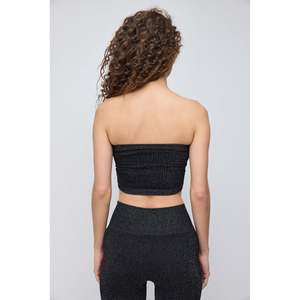 Top Corto Casual Brillante con Ajuste Sin Costuras, Largo Corto y Logotipo en la Parte Delantera - Product Image 5