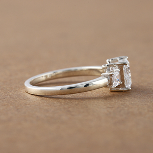 Lujoso anillo de compromiso de punta de diamante cultivado en laboratorio de corte princesa 14KT anillo de regalo de estilo moderno chapado en oro blanco para mujer - Product Image 2