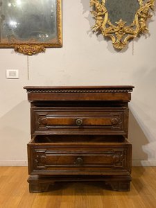 Cómoda de caoba maciza Goku con tallas de madera y un acabado marrón oscuro brillante. - Product Image 5