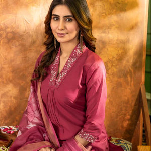 Elegante Conjunto de Kurta Recta Gajari para Mujer con Bordado Elegante y Dupatta Floral - Product Image 1