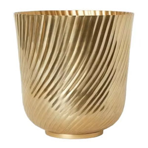 กระถางโลหะทรงเกลียวสีทองพร้อมกระถางตกแต่งระดับพรีเมียมสำหรับตกแต่งบ้านและสำนักงานที่ทันสมัย - Product Image 1