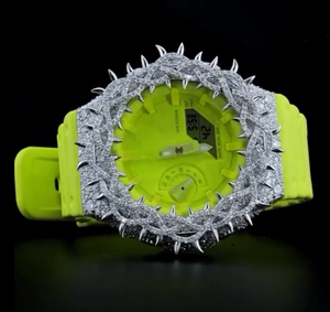 Reloj Digital con Diamantes de Imitación VVS Moissanite, Correa Amarillo Neón, Diseño de Lujo Inspirado en T*mepi*ce, Bisel con Púas, Diseño Personalizado - Product Image 1