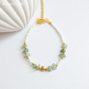 Bracelet bohème pour femme avec accents perlés, cadeau idéal pour toutes les occasions - Product Image 1