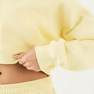 Hoodie pour femme au design fluide et sans effort, finition lisse, essentiel pour l'hiver, logo personnalisable et manches longues, design 2026 - Product Image 4