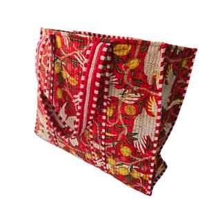 Sac fourre-tout à bandoulière en coton 100% fait main, design tendance avec motif matelassé imprimé à la main pour les voyages et les courses - Product Image 2