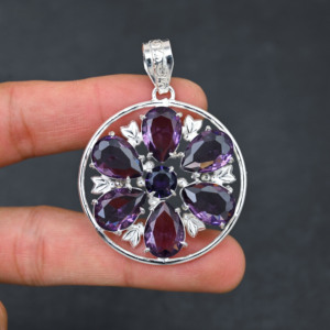 Pendentif en améthyste violette de laboratoire fait à la main en argent 925 plaqué bijoux de créateur en pierres précieuses cadeau pour les femmes - Product Image 1
