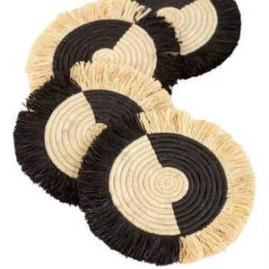 Sous-verre en raphia naturel pour une décoration intérieure éco-responsable, soutenant un mode de vie durable et la protection de la table - Product Image 1