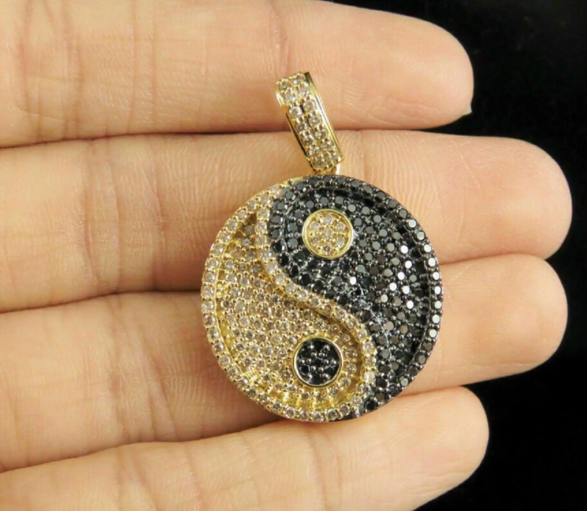 Pendentif Yin Yang plaqué or avec diamants noirs et dorés pour homme et femme