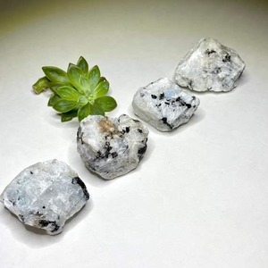 Pierre de lune arc-en-ciel non coupée à la demande pour créateurs de bijoux et équilibrage des chakras disponible au prix d'exportation - Product Image 4