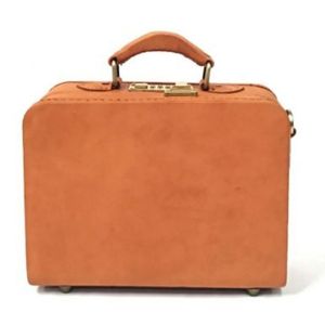 Sac à bandoulière en cuir vintage de qualité export, fait main, mini coffre brun avec accents dorés et finition luxueuse en provenance d'Indonésie - Product Image 5