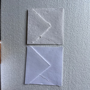 Sobres elegantes con bordes hechos a medida para un toque único y sofisticado. Tipografía ideal para ocasiones especiales - Product Image 1