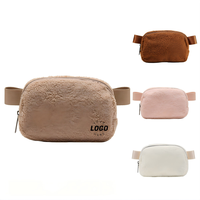 Sac banane fonctionnel en sherpa beige, confortable en polaire, avec boucle à dégagement rapide, adorable sac bandoulière pour les parcs d'attractions et les voyages