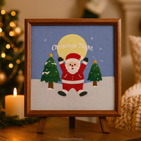 Décoration de table carrée en soie brodée à la main avec Père Noël, dans une lumière chaude, pour la veille de Noël, par Silkvivre
