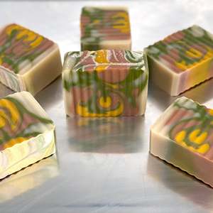 Savon Artisanal Soin de la Peau « Les Montagnes Appellent » 100g Formule Solide aux Ingrédients de Mousse de Mer, Beurre de Karité et Papaye - Savon-Shampooing, Savon à la Papaye - Product Image 1