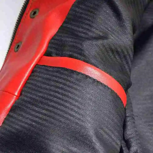 เสื้อแจ็คเก็ตหนัง PU สีแดงสำหรับผู้ชาย สไตล์นักขี่มอเตอร์ไซค์ คอตั้ง แขนปกติ ทรงเข้ารูป สำหรับฤดูใบไม้ร่วง สีพื้น ปิดด้วยกระดุม - Product Image 2