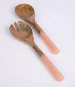 Cuchara de madera y resina Servidor de ensalada Artesanía Resina epoxi Mango Rosa 2 piezas Cuchara de cubiertos - Product Image 1