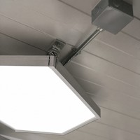 Plafonnier LED modulaire hexagonal pour garage de detailing automobile et atelier