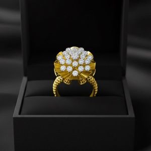 แหวนเพชรเลี้ยงในห้องปฏิบัติการทรงช่อดอกไม้ ทำจากทอง 14k - Product Image 1