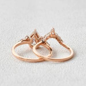 แหวนแต่งงานทรงหยดน้ำประดับมอสซาไนต์ไร้สี 1.93 กะรัต ขนาด 10.00 x 7.00 มม. ตัวเรือนโรสโกลด์แบบหนามเตย ดีไซน์หรูหรา - Product Image 3