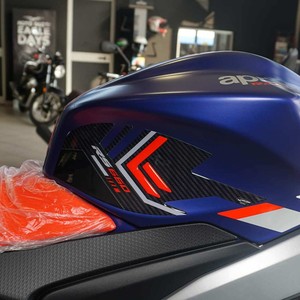 Autocollants 3D personnalisés pour moto Aprilia RS 660 2020-2025, protections latérales de réservoir - Product Image 1